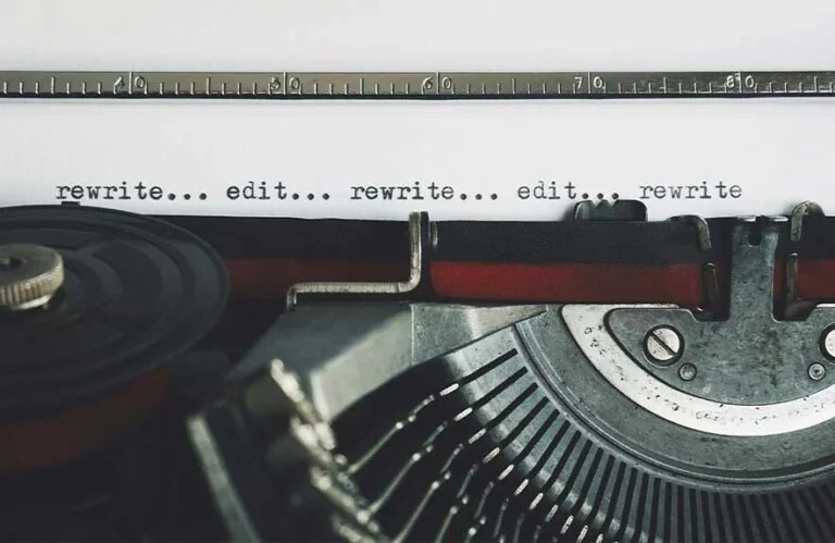 A vintage typewriter typing the phrase “rewrite… edit…” symbolizing long form writing software and distraction-free focus.